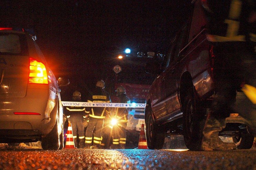 Policija i vatrogasci na mjestu prometne nezgode