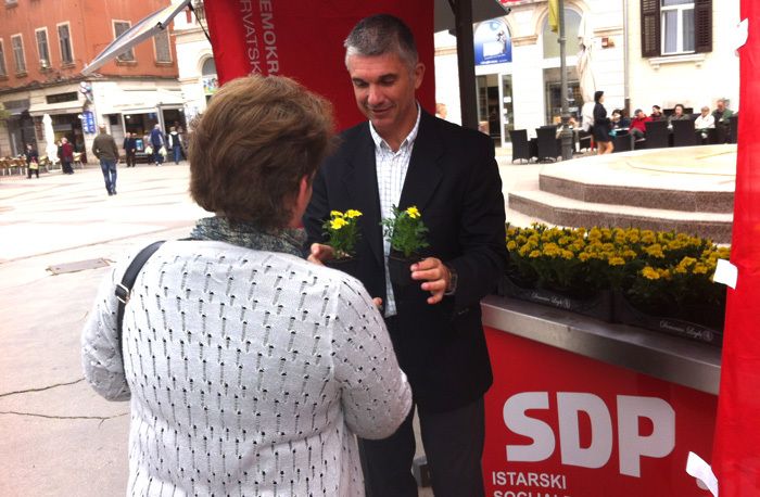 Pulski SDP-ovci prolaznicima su dijelili cvijeće na Gradskoj tržnici