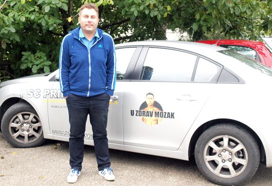 Davor Jurkotić putuje automobilom koji reaklamira njegovu emisiju 