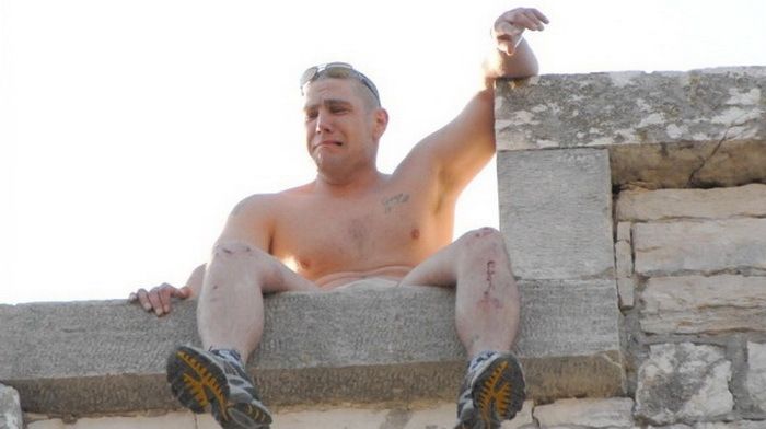 U svibnju 2006. godine popeo se na vrh krova pulskog zatvora (foto: 24sata)