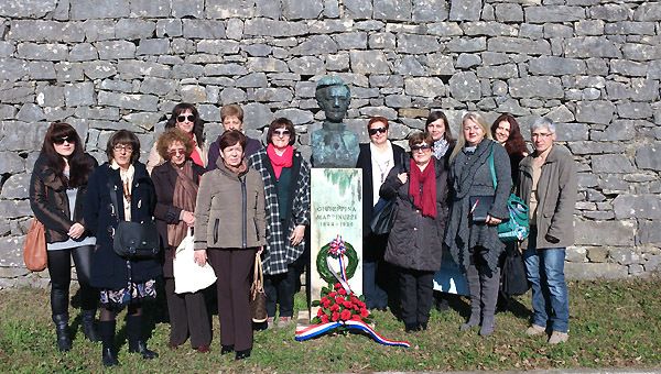 Predsjedništvo foruma žena SDP-a Istarske županije, položilo je vijenac na bistu Giuseppine Martinuzzi