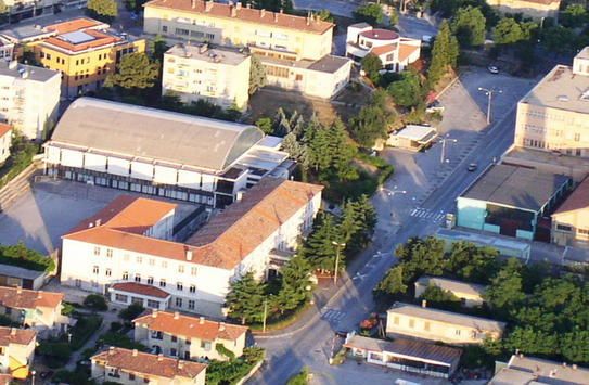 Fizički napadi događali su se na više lokacija u i oko Srednje škole Mate Blažine u Labinu