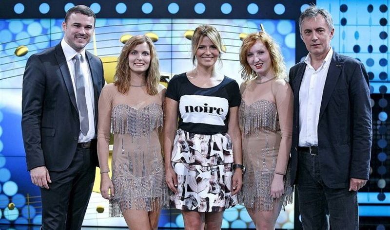 Predsjednik Uprave Hrvatske lutrije Danijel Ferić (lijevo) s protagonistima TV Binga