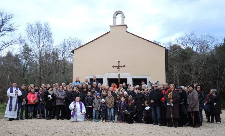 Unatoč kiši i ove se godine na Križnom putu „Ka svetom Andriji“ okupilo oko 150 vjernika iz Porečkog i susjednih dekanata