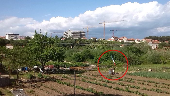 Talijanska zastava u hrvatskom vrtu 