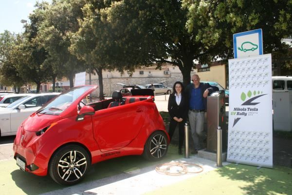 Organizatori su na konferenciju za novinare stigli sa potpuno novim električnim autom hrvatske tvrtke Dok- Ing – LOOX-om