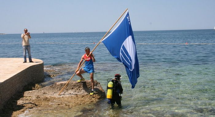 Plava zastava dovezena je prije podizanja brodom, s kojeg ju je preuzeo ronilac