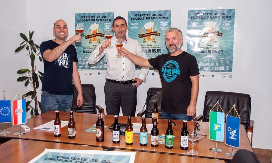 Načelnik Goran Buić s organizatorima Craft Beer Festivala