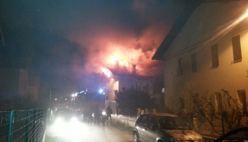 Vatra je planula u stanu na katu na istočnoj strani zgrade