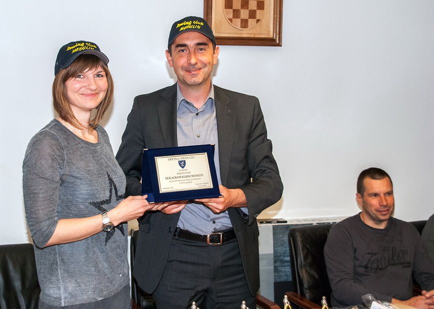 Predsjednica kluba Alena Tatarević je načelniku Općine Medulin Goranu Buiću uručila simboličan poklon