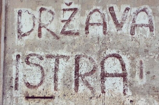 Grafiti "Istra država" česti su po istarskim fasadama