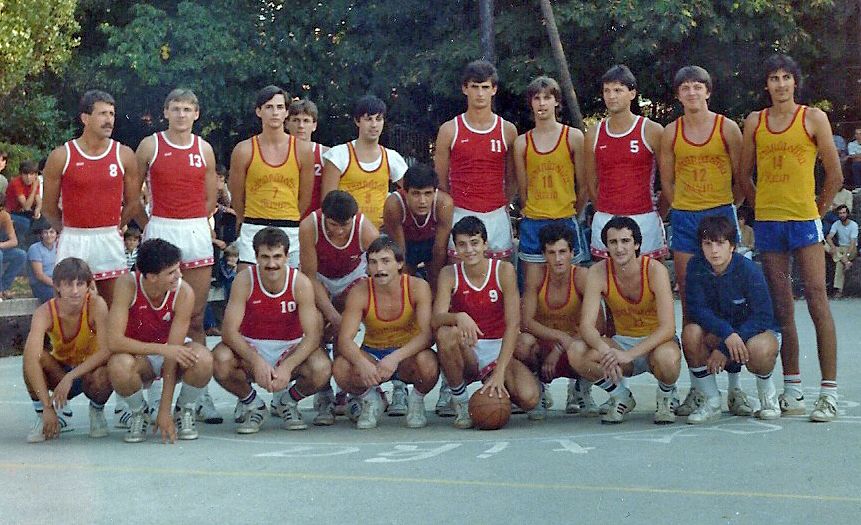 Dražen Petrović u dresu s brojem četiri (čuči drugi s lijeva) na fotografiji s ekipom iz Pazina
