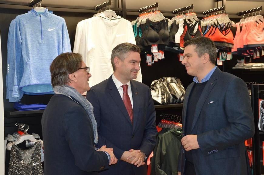 Pulski gradonačelnik Boris Miletić prilikom otvorenja nove prodavaonice u Ulici Sergijevaca