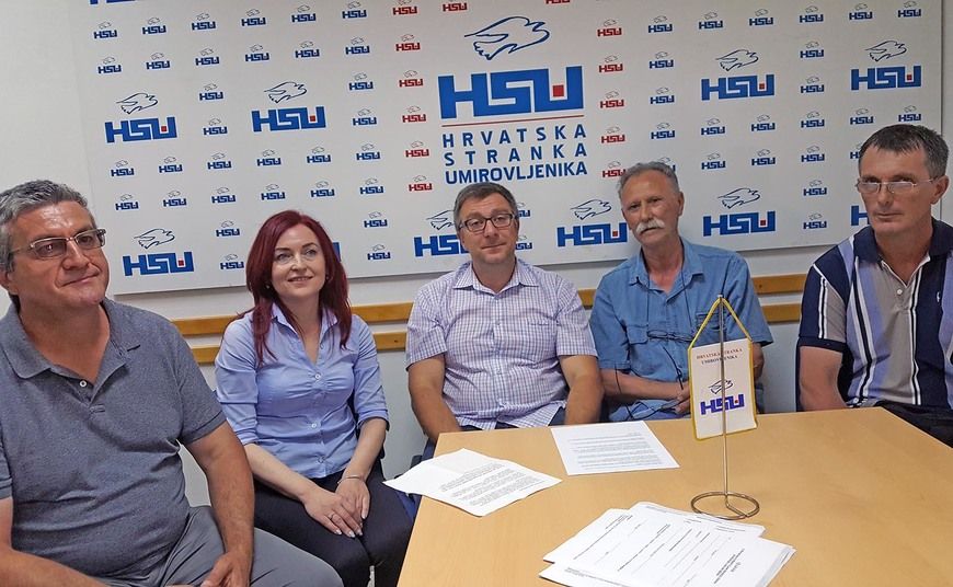 S konferencije HSU-a, ID-a i nezavisnih: Srećko Peršić u sredini