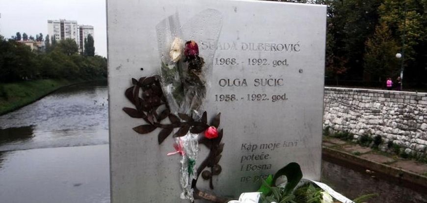 Spomenik Olgi i Suadi na mostu preko Miljacke u Sarajevu