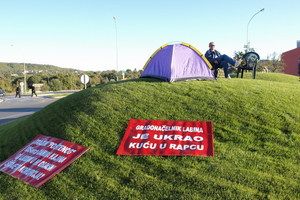 Kandidat Ladonjinih predizbora postavio šator na kružnom toku