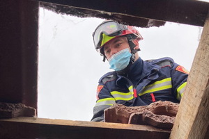 Istarski vatrogasci u Petrinji uklanjaju dimnjake i saniraju krovove