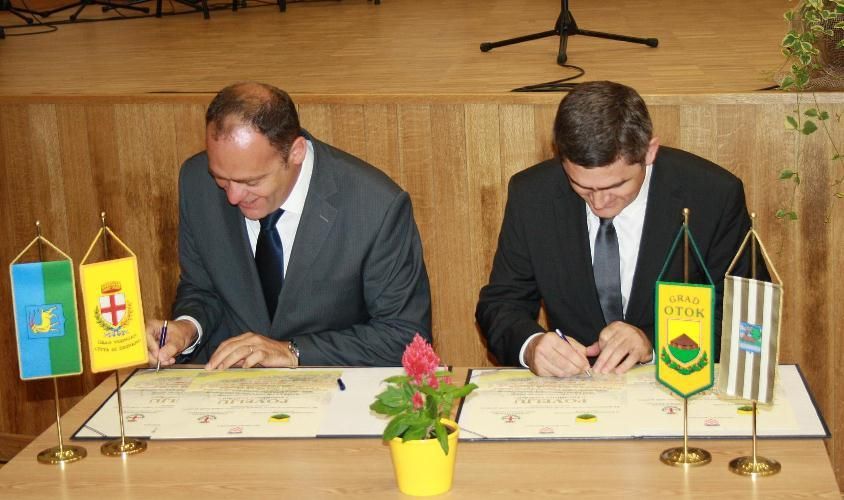 Gradonačelnik Vodnjana Klaudio Vitasović i gradonačelnik Grada Otoka Josip Šarić potpisali su Povelju