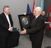 Frane Biočić uručuje Zlatku Arapoviću nagradu za životno dijelo 