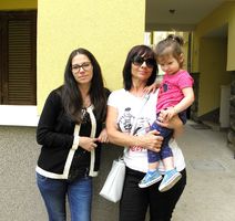 Rea s mamom i kćerkom ispred novog stana