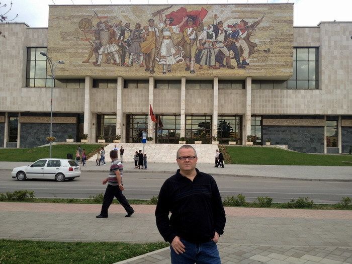 Ispred povijesnog muzeja na trgu Skenderbega