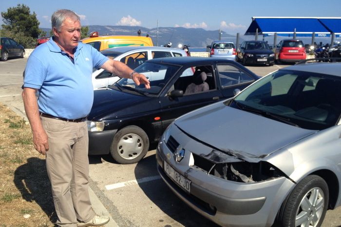 Valter Fornažar pokazuje kako je motociklist udarao u parkirana vozila 