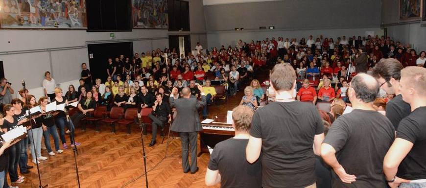 Publika tijekom zajedničkog nastupa svih zborova na Susretu u Novigradu