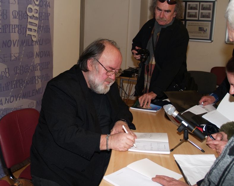 Drago Orlić potpisuje svoju zbirku pjesama Roverija - portert zavičaja