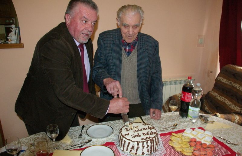 „Puno zdravlja i još toliko“ pisalo je na torti koju je ispekla njegova susjeda Mirjana Brljafa  