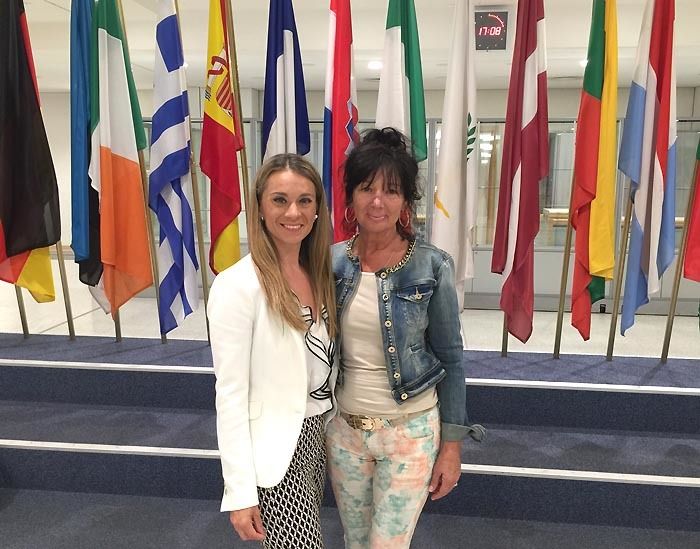 Jelena Vitasović (TV Istra) i Eleonora Vlačić ispred hrvatske zastave u EU parlamentu