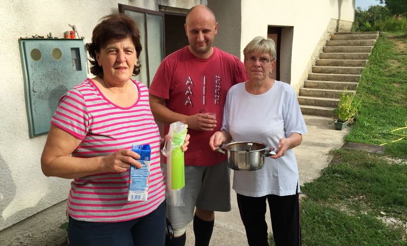 Davor Zović sa ženama koje su cijelu noć pomagale obitelji 
