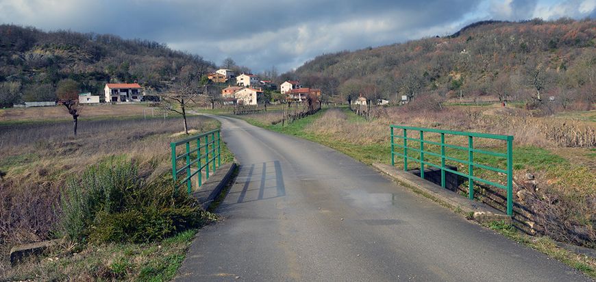Pedrovica i most preko istomenog potoka